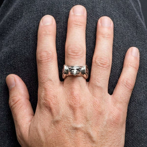 Anello con falco in argento rivolto in avanti su una mano aperta naturalmente