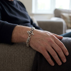 Armband i 925 sterlingsilver med hjärt- och nyckel-togglelås buret runt handleden
