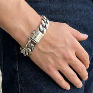 Schweres Panzerarmband (Cuban Link) aus Sterlingsilber, um das Handgelenk eines Erwachsenen getragen