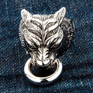 Frontvy av den tunga väktartigerringen i sterlingsilver som visar det morrande ansiktet och den detaljerade pälsen.