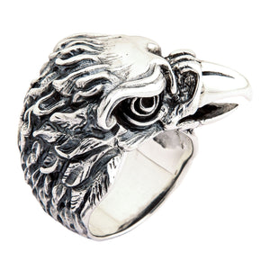 Anillo motero pesado de plata de ley con águila en actitud de gritar — detalle de las plumas