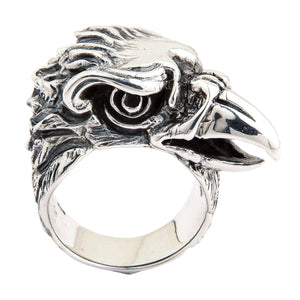 Anillo motero pesado de plata de ley con águila en actitud de gritar — vista frontal