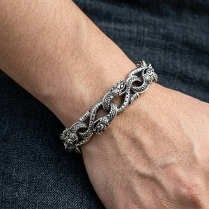 Schweres Schlangenglieder-Armband aus Sterlingsilber, natürlich um das Handgelenk getragen mit sichtbarem Verschluss