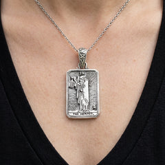 Tarotkarten-Anhänger „Der Eremit“ aus Sterlingsilber