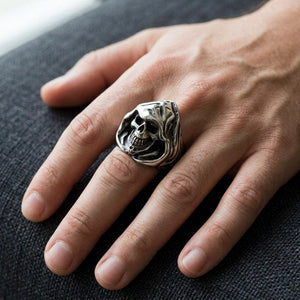 Kapuzen-Sensenmann-Ring aus 925 Sterlingsilber an einer Hand getragen