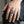 Anillo de caballo y herradura en plata esterlina, puesto en la mano