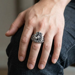 Anillo de caballo y herradura en plata esterlina, puesto en la mano