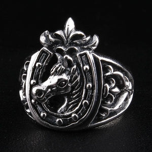 Anillo de caballo y herradura en plata esterlina, vista en tres cuartos izquierda