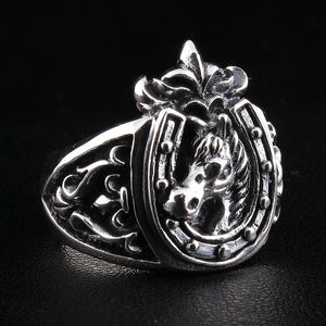 Anillo de caballo y herradura en plata esterlina, vista en tres cuartos derecha
