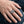 Anillo de sello con estrella y herradura en plata de ley, llevado en la mano