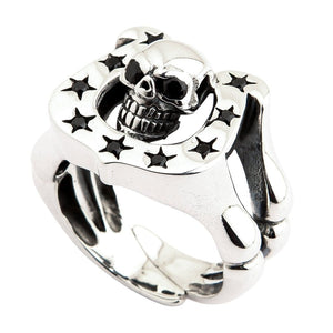 Bikerring med hästsko och dödskalle i sterlingsilver, hästsko och dödskalle i vinkel
