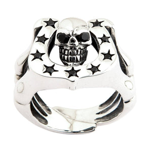 Bikerring med hästsko och dödskalle i sterlingsilver, hästsko och dödskalle framifrån
