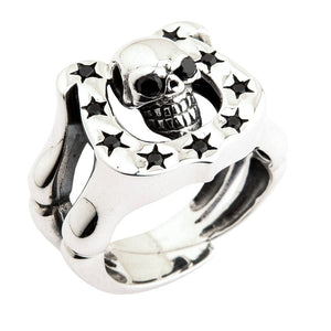 Bikerring med hästsko och dödskalle i sterlingsilver, dödskalle och hästsko i trekvartsprofil