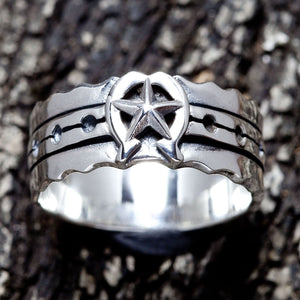 Anillo de banda de plata de ley con herradura y estrella — vista frontal