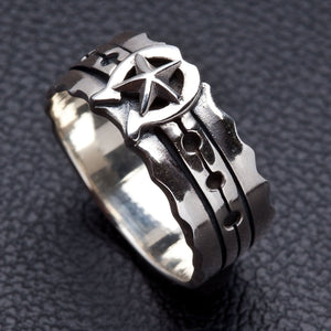 Anillo de banda de plata de ley con herradura y estrella — vista en ángulo sobre cuero