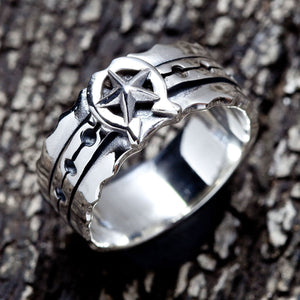 Anillo de banda de plata de ley con herradura y estrella — vista en ángulo sobre madera