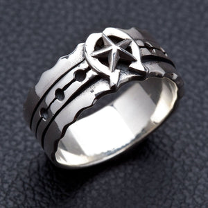 Anillo de banda de plata de ley con herradura y estrella — vista lateral