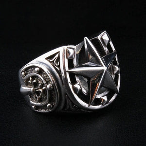 Anillo de sello con estrella y herradura en plata de ley, perfil lateral del anillo