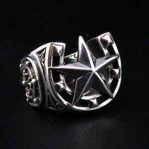 Anillo de sello con estrella y herradura en plata de ley, anillo en vista de tres cuartos a la izquierda
