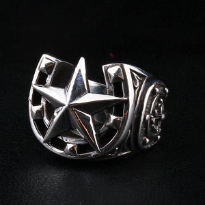 Anillo de sello con estrella y herradura en plata de ley, anillo en vista de tres cuartos a la derecha