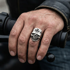 Dödskallering med bandana och järnkors i sterlingsilver