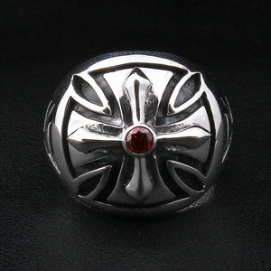 Bague croix de fer en argent sterling et grenat, face de la bague croix et grenat