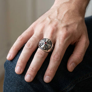 Bague croix de fer en argent sterling et grenat, portée à la main