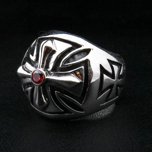 Bague croix de fer en argent sterling et grenat, bague trois quarts gauche