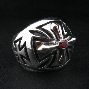 Bague croix de fer en argent sterling et grenat, bague trois quarts droite