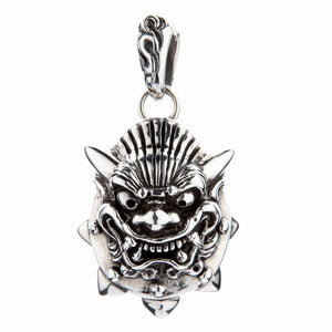 Colgante de máscara de demonio japonés en plata de ley mostrando detalles del asa y las púas