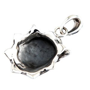 Colgante de máscara de demonio japonés en plata de ley mostrando la parte posterior cóncava