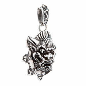 Colgante de máscara de demonio japonés en plata de ley mostrando la máscara en ángulo