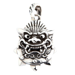 Colgante de máscara de demonio japonés en plata de ley mostrando la parte frontal de la máscara