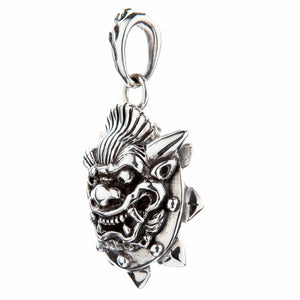 Colgante de máscara de demonio japonés en plata de ley mostrando el lateral de la máscara