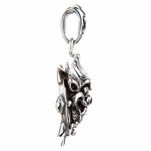 Colgante de máscara de demonio japonés en plata de ley mostrando el relieve lateral
