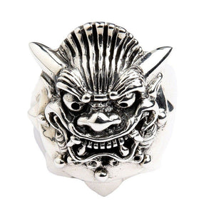 Bague statement masque de démon japonais en argent sterling .925 montrant le masque de démon de face