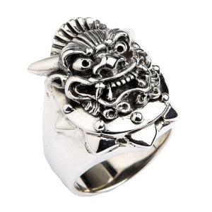 Bague statement masque de démon japonais en argent sterling .925 montrant l'angle du masque et de l'anneau