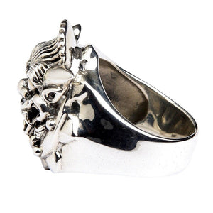 Bague statement masque de démon japonais en argent sterling .925 montrant le profil latéral du masque