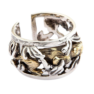 Justerbar ring i sterlingsølv med japansk gulltiger, sidevisning av sterlingsølvringen med bambusblad- og tigerutskjæringer og den åpne delen
