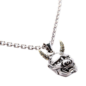 Collier pendentif masque Hannya en argent sterling et laiton, angle du masque hannya