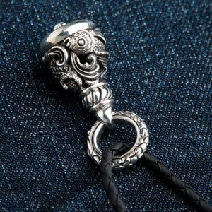 Colgante de campana koi japonesa en plata de ley, campana koi sobre tela vaquera