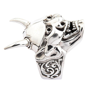 Japansk Oni-maskring i sterlingsilver, närbild på ansiktet