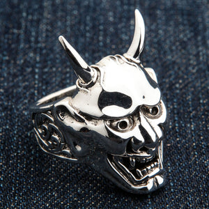 Japansk Oni-maskring i sterlingsilver, trekvartsvy