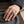 Japansk Oni-maskring i silver buren på en hand