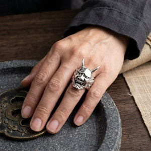 Anillo de plata con máscara de Oni japonés llevado en una mano