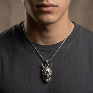 Pendentif masque d'Oni japonais en argent sterling porté sur une chemise sombre
