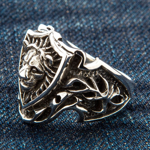 Anillo de plata esterlina con león y escudo de caballero, lado opuesto del anillo