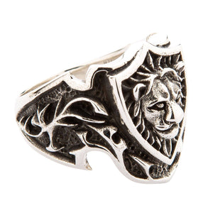 Anillo de plata esterlina con león y escudo de caballero, anillo en vista de tres cuartos a la izquierda