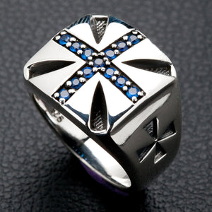 Un anello in stile Cavalieri di Malta realizzato in argento sterling con emblema della croce di Malta in pietre blu brillanti