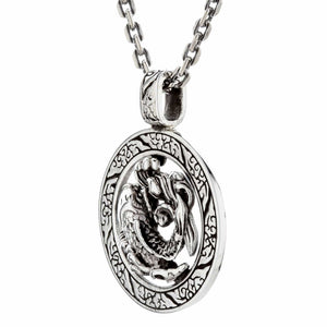 Genombrutet koifisk-hänge i 925 sterlingsilver, koimedaljong från vänster vinkel med kedja